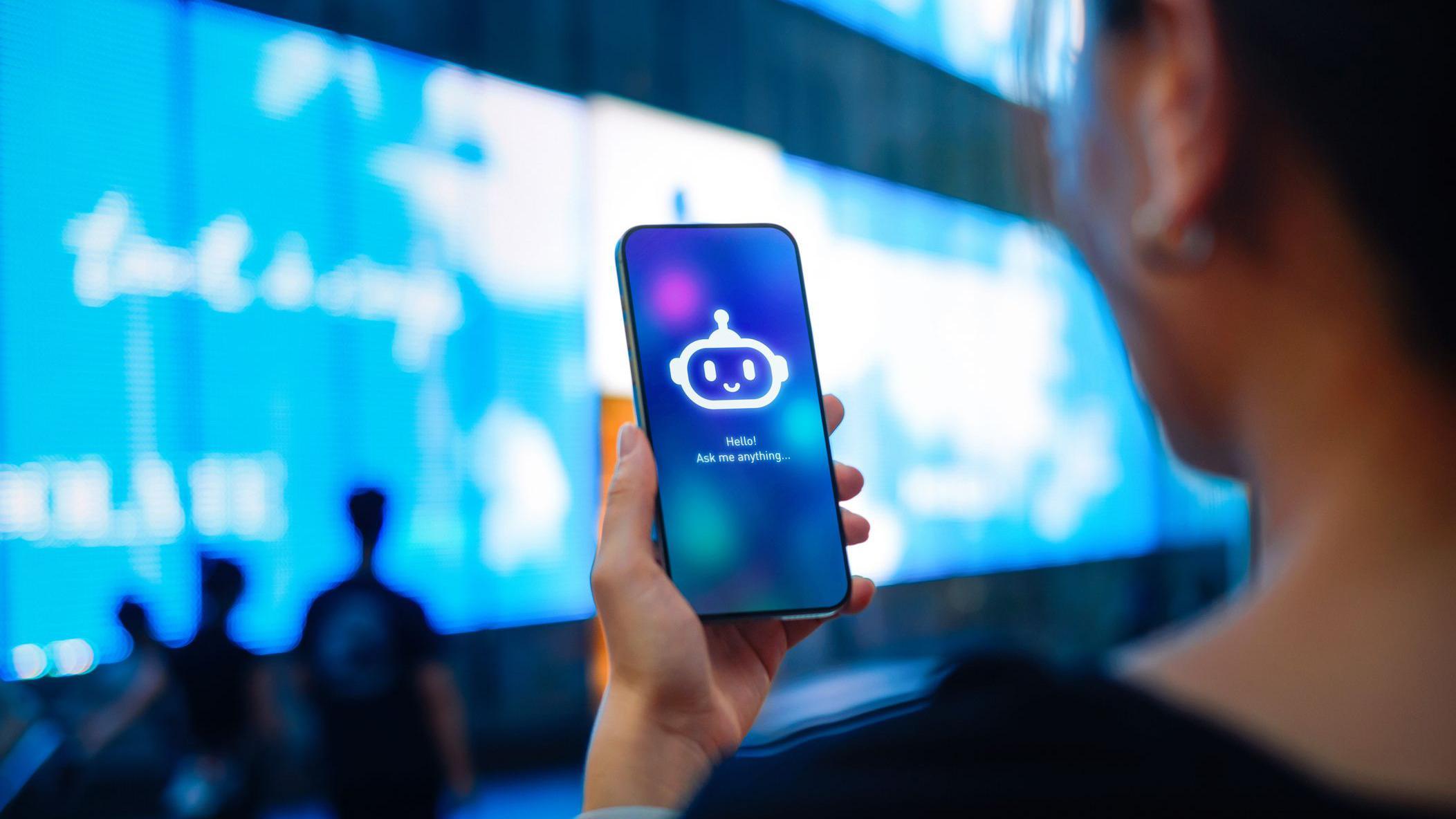 Mujer con un teléfono móvil hablando con un chatbot