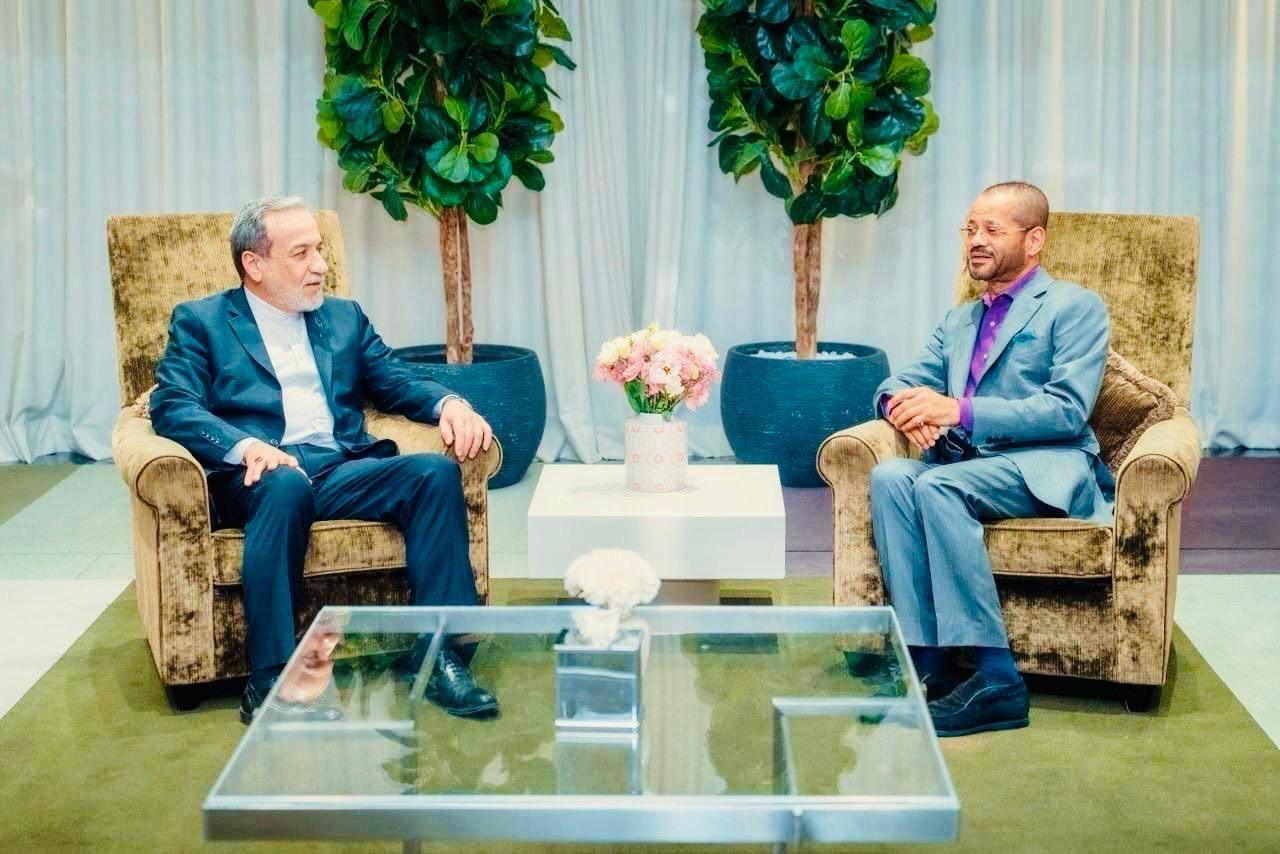 El ministro de Exteriores de Irán sentado en una sala junto al ministro de Exteriores de Omán.