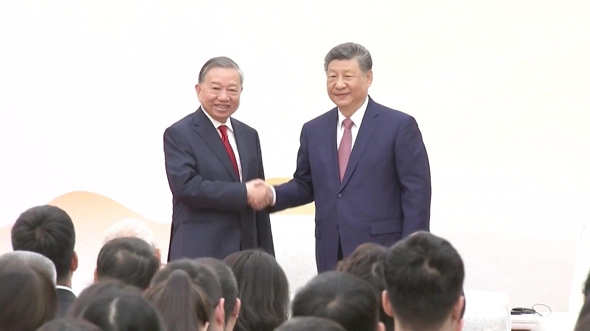 蘇林（左）與習近平（右）在北京人民大會堂「共同會見參加『紅色研學之旅』的中越青年代表」活動上握手（中國中央電視台片段截屏 15/4/2026）