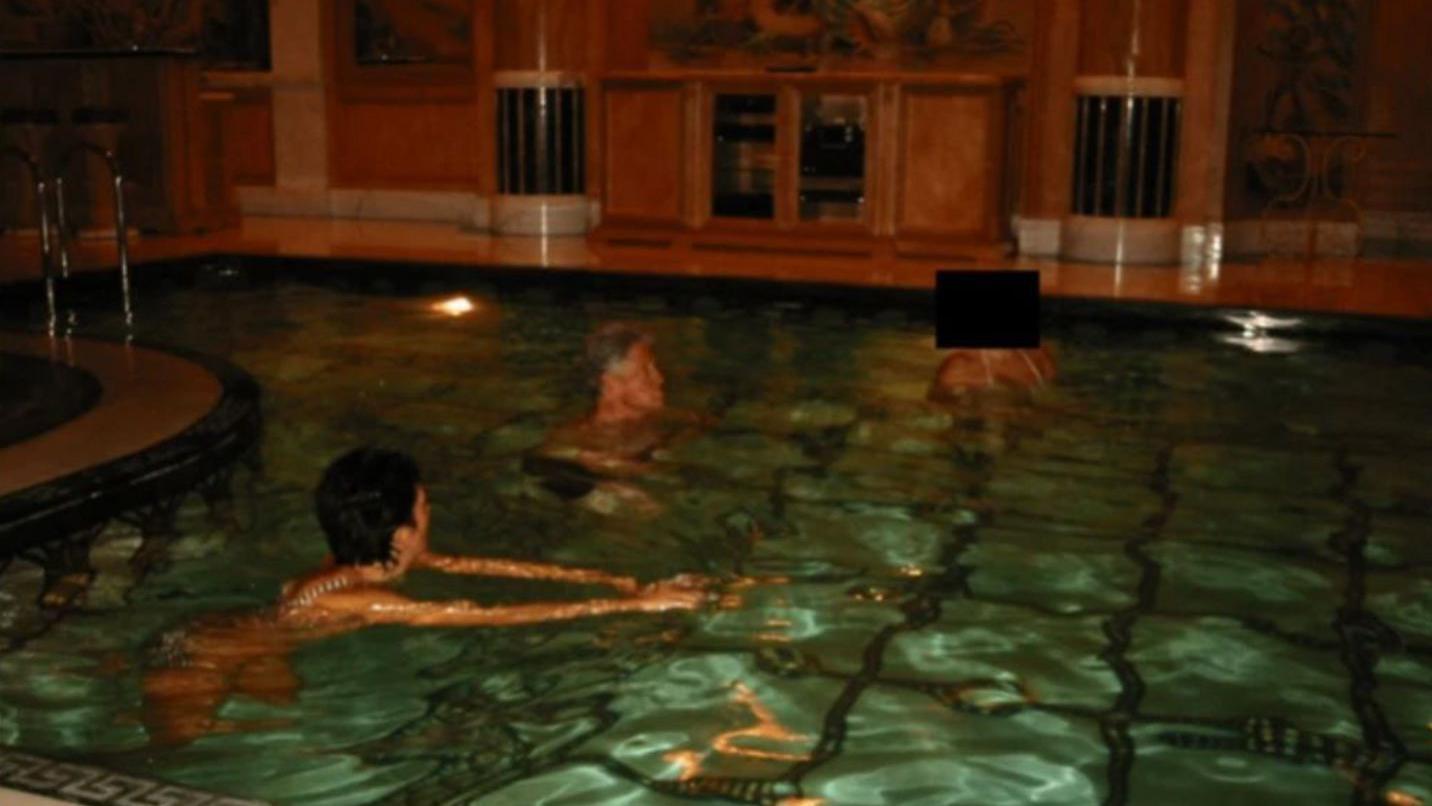 كلينتون في مسبح 