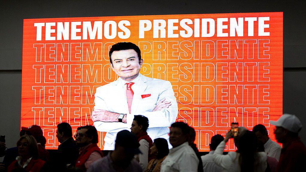 cartel con la foto de Salvador Nasralla que afirma "tenemos presidente" 