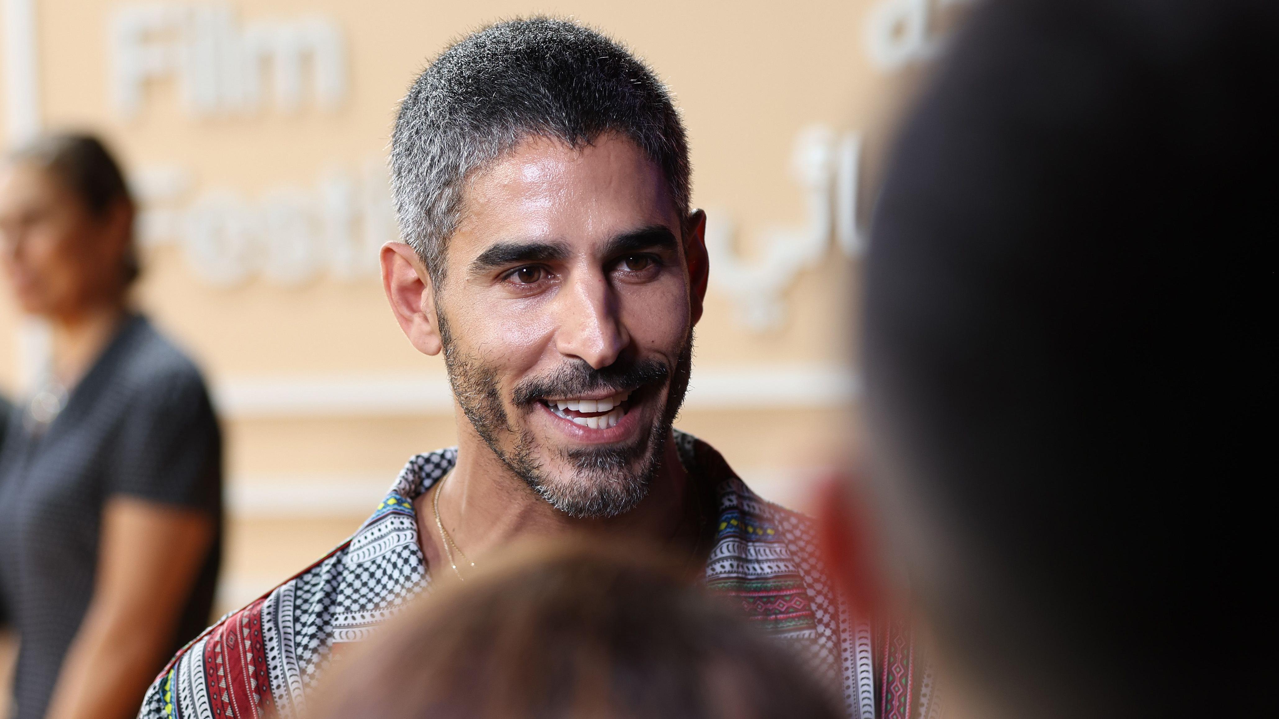 Zbog objava na društvenim mrežama možete završiti u zatvoru u zemljama Zaliva 4 Ahmed Šihab-Eldin prisustvuje otvaranju filmskog festivala u Dohi 2025. On se osmehuje dok razgovara sa ljudima čije su glave u mekom fokusu u prvom planu slike. Žena stoji u daljini.