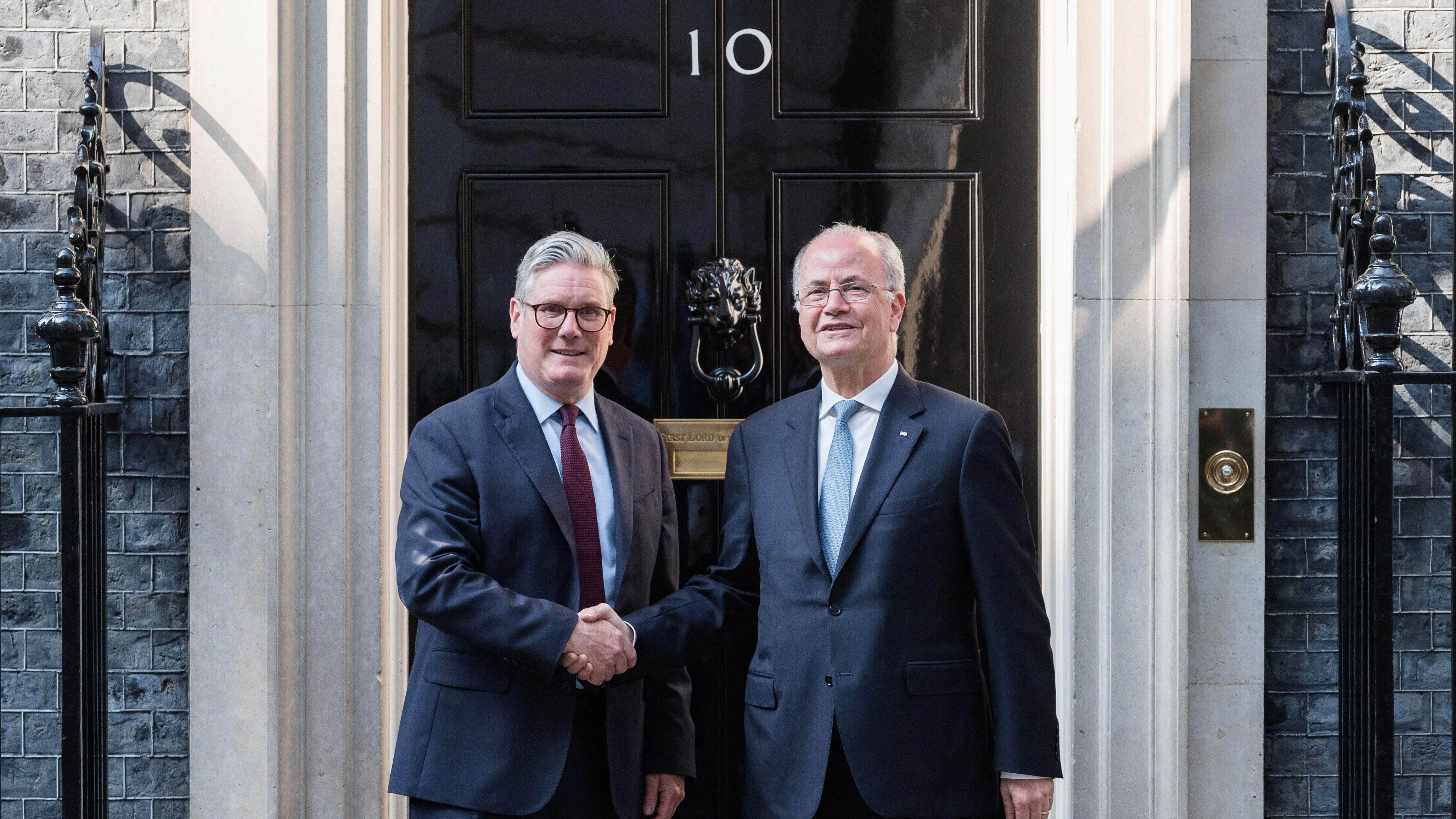 Perdana Menteri UK, Keir Starmer, menyambut PM Otoritas Palestina, Mohammad Mustafa (kanan) di luar kantor PM UK di 10 Downing Street, London.