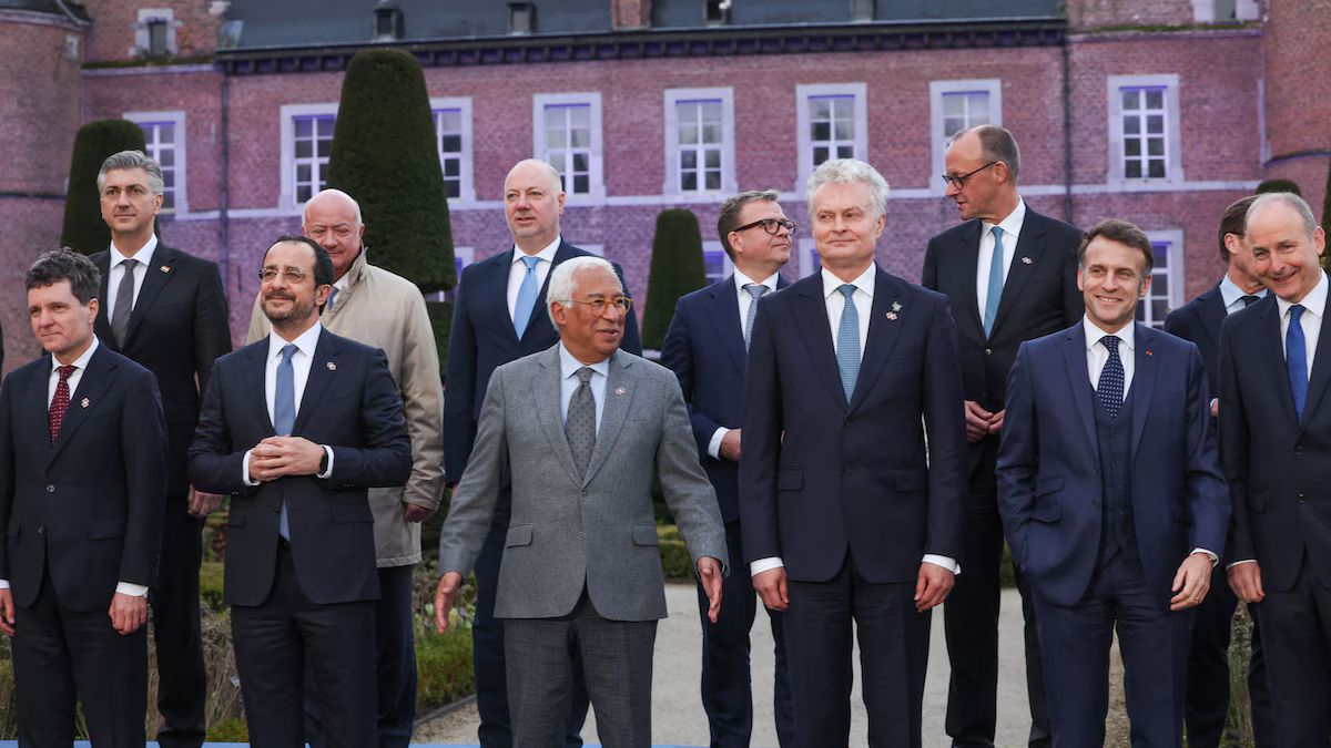 اجتمع قادة الاتحاد الأوروبي لالتقاط صورة جماعية خلال خلوتهم في قلعة ألدن بيزن في بلجيكا يوم الخميس.