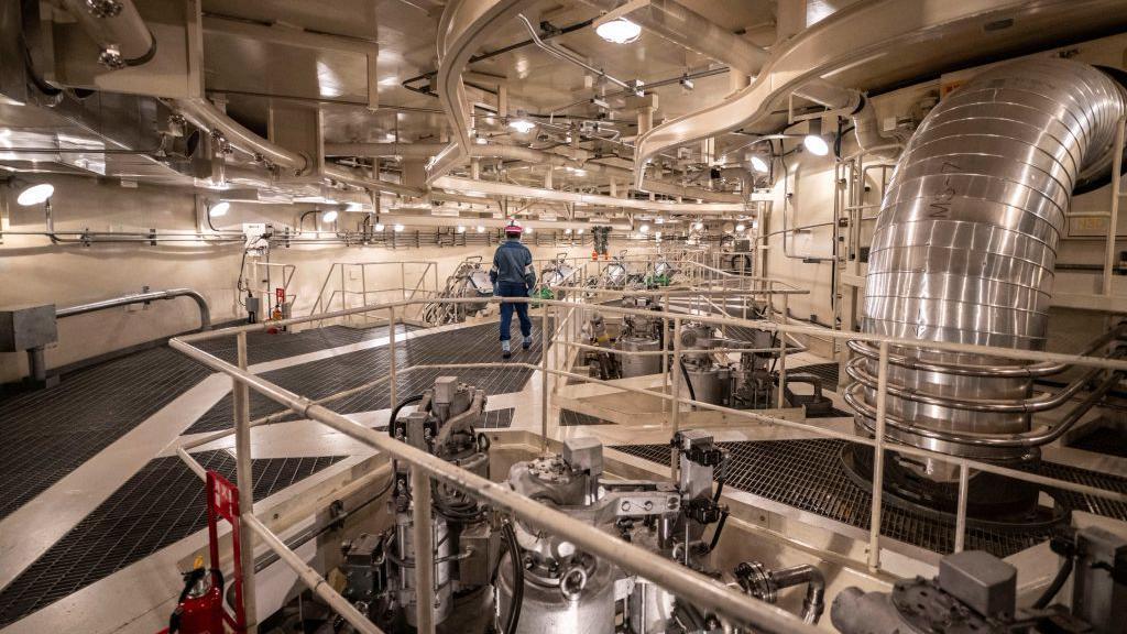 Un hombre camina por una planta de energía nuclear.