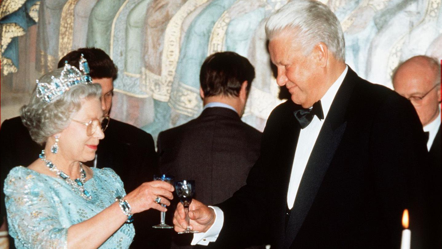 A rainha Elizabeth 2&ordf;, vestindo um vestido azul claro e uma tiara, brinda a Boris Yeltsin (&agrave; direita), que est&aacute; de smoking.