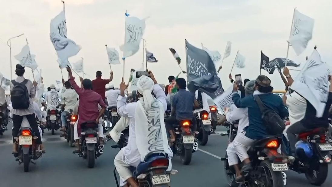 মাদারীপুরে কালেমা খচিত পতাকা নিয়ে মোটরসাইকেল র‍্যালি 