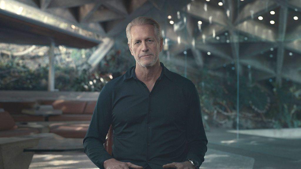 Hoyt Richards aparece con gesto serio y ropa oscura en un fotograma del documental de HBO sobre la secta Eternal Values