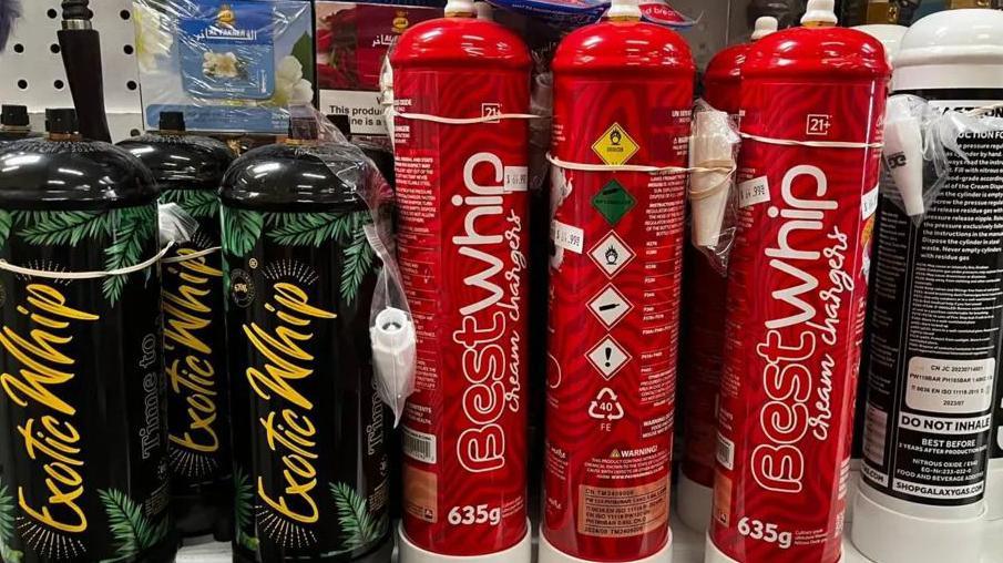 Limenke azot-suboksida sa aromama u prodavnici duvanskih proizvoda blizu
