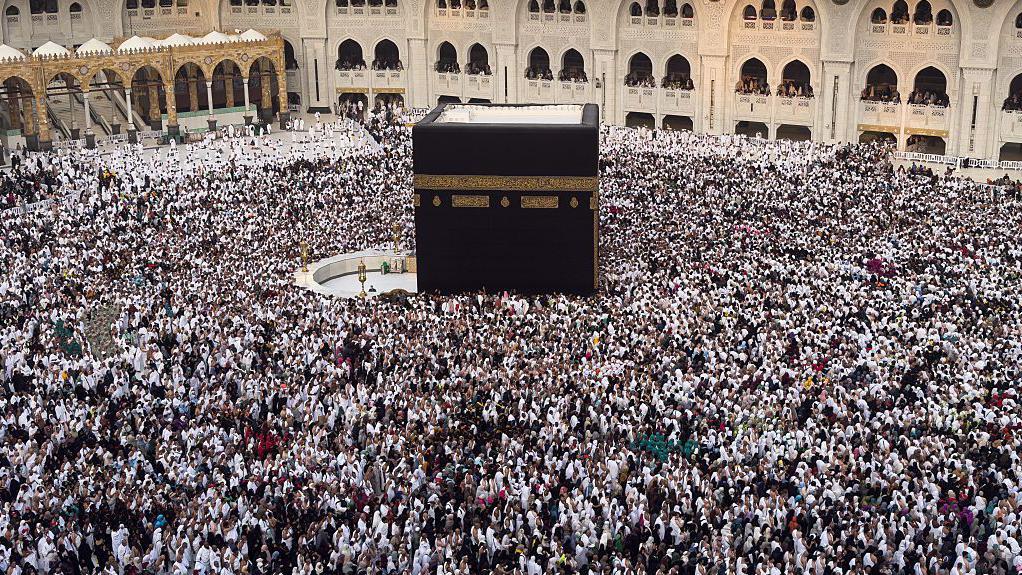 Fieles musulmanes rezan alrededor de la Kaaba en el interior de la mezquita de Al-Haram, en La Meca (Arabia Saudita), el 4 de enero de 2026.