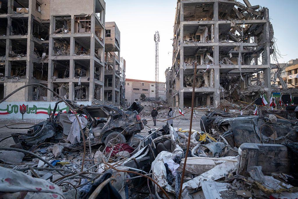 Pessoas visitam uma &aacute;rea residencial em Teer&atilde;, no Ir&atilde;, em 9 de abril de 2026, que foi afetada durante opera&ccedil;&otilde;es militares dos EUA e de Israel em 9 de mar&ccedil;o