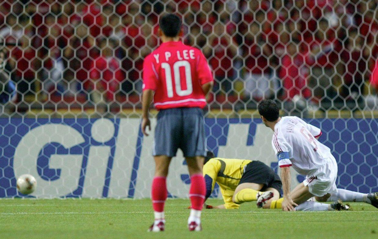 التركي هاكان شوكور يسجل في مرمى كوريا الجنوبية بعد 11 ثانية في مونديال 2002