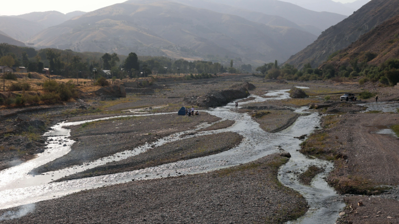 إيرانيون يتنزهون على قاع نهر جافّ في منطقة فشم شمالي طهران