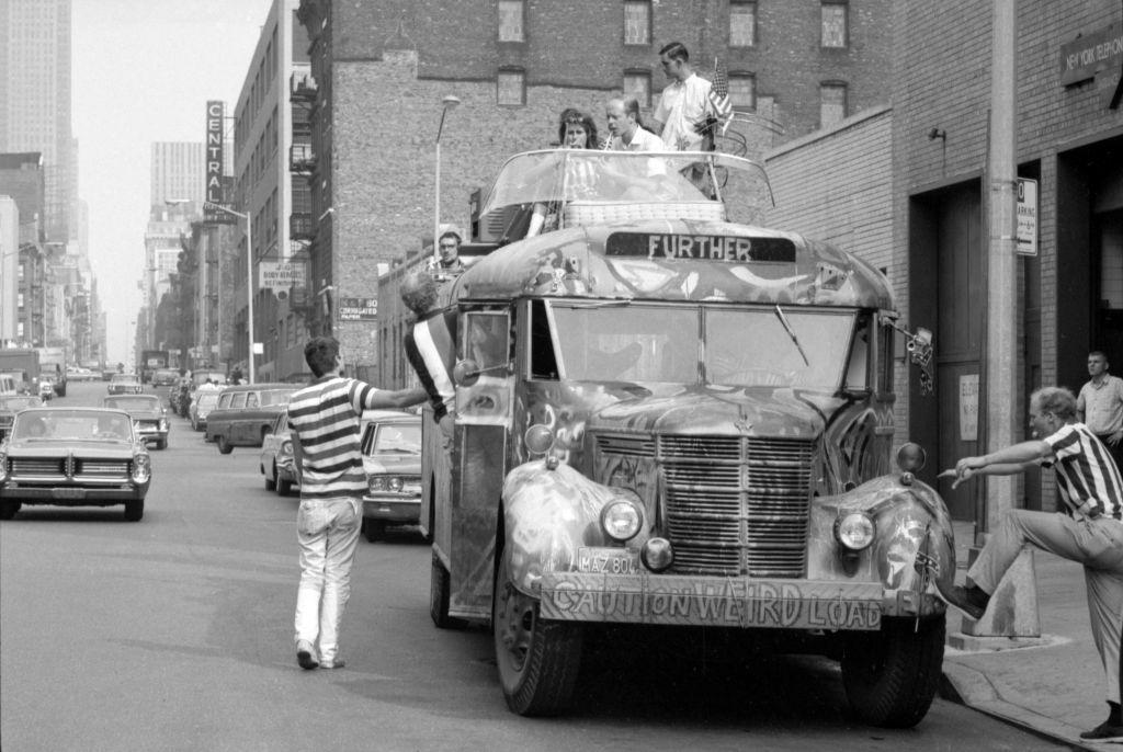 &Ocirc;nibus dos 'Alegres Brincalh&otilde;es' de Ken Kesey, estacionado em uma rua de Nova York em 1964.