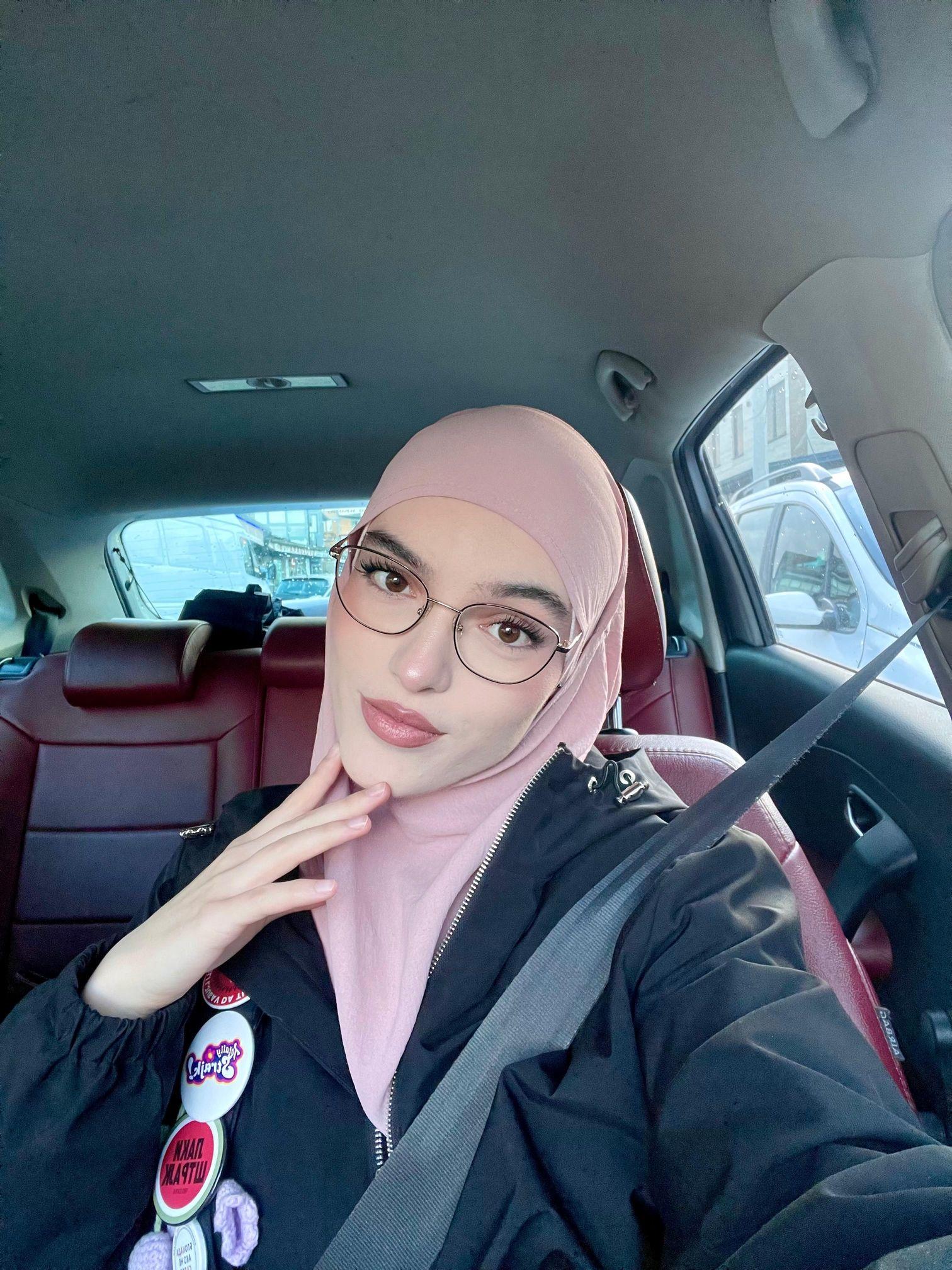 Devojka sa maramom na glavi u automobilu