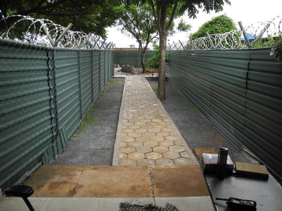 Parte externa da edifica&ccedil;&atilde;o, que abriga uma varanda e um espa&ccedil;o privativo ao ar livre.