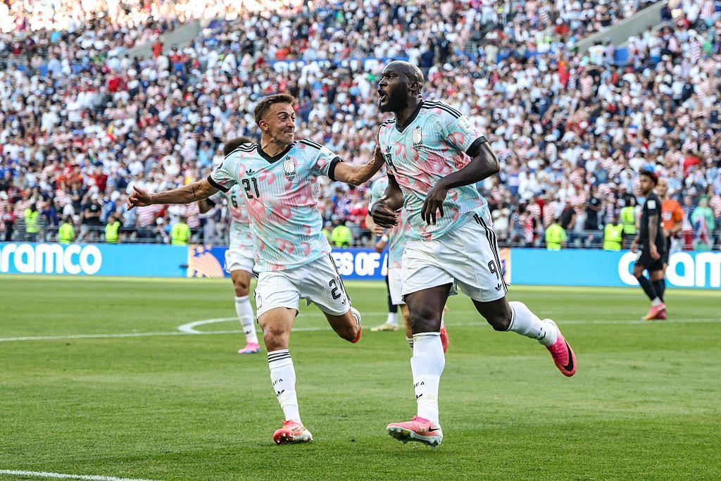 Remelou Lukako celebra el gol frente a la hinchada.