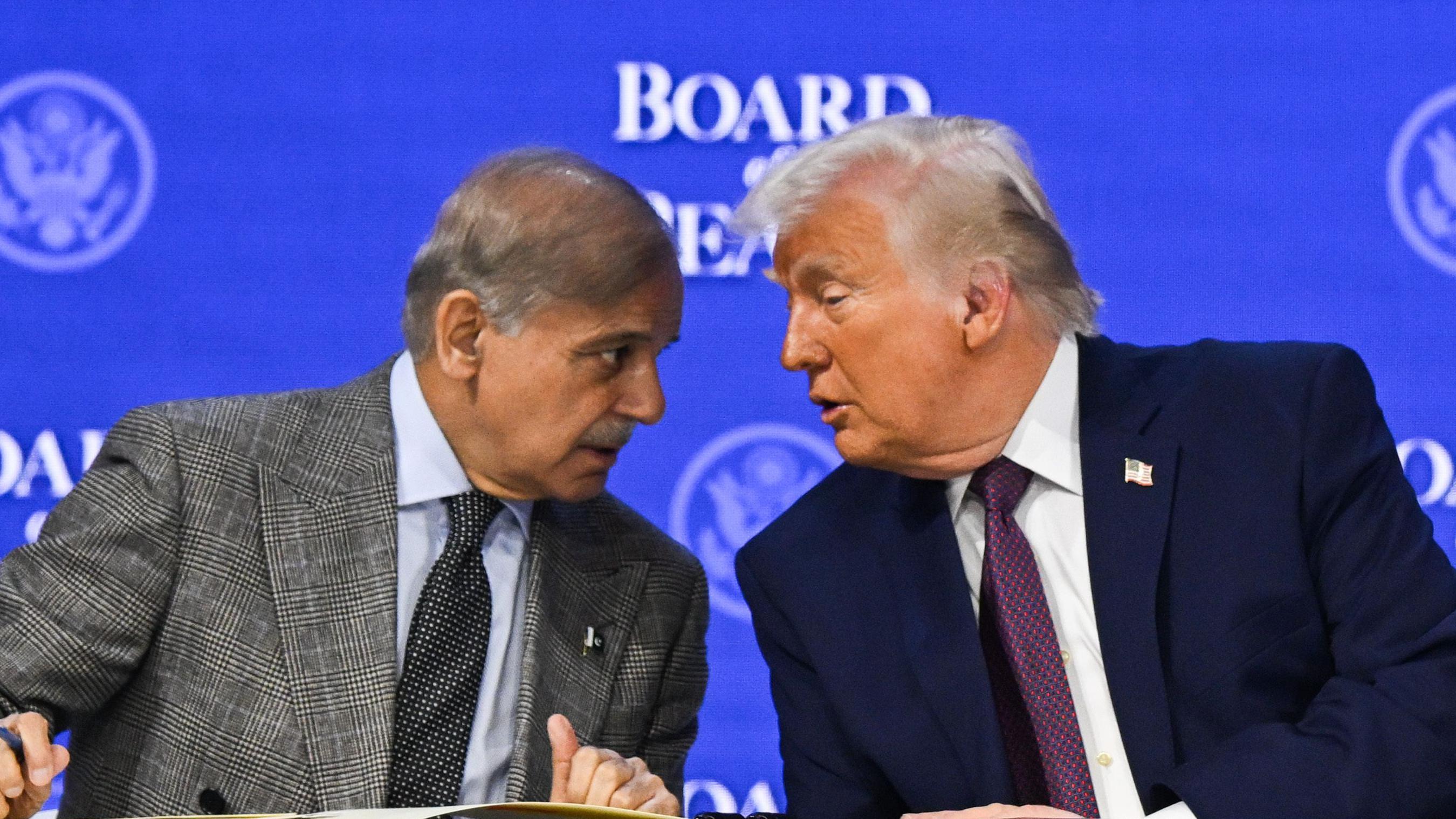 El primer ministro pakistaní, Shehbaz Sharif, junto al presidente de EE.UU., Donald Trump, en la reunión del Foro Económico Mundial en Davos en 2026.
