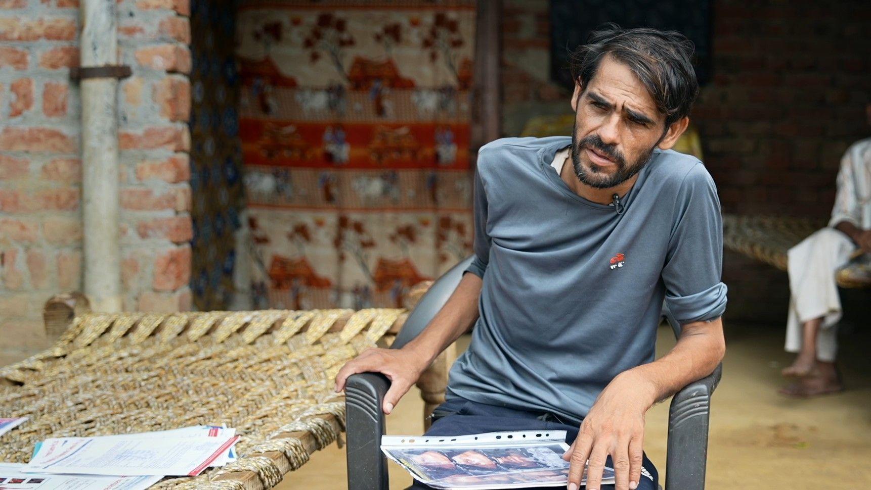 Suami Sarvesh, Paramveer, duduk di kursi di luar rumah desa mereka.