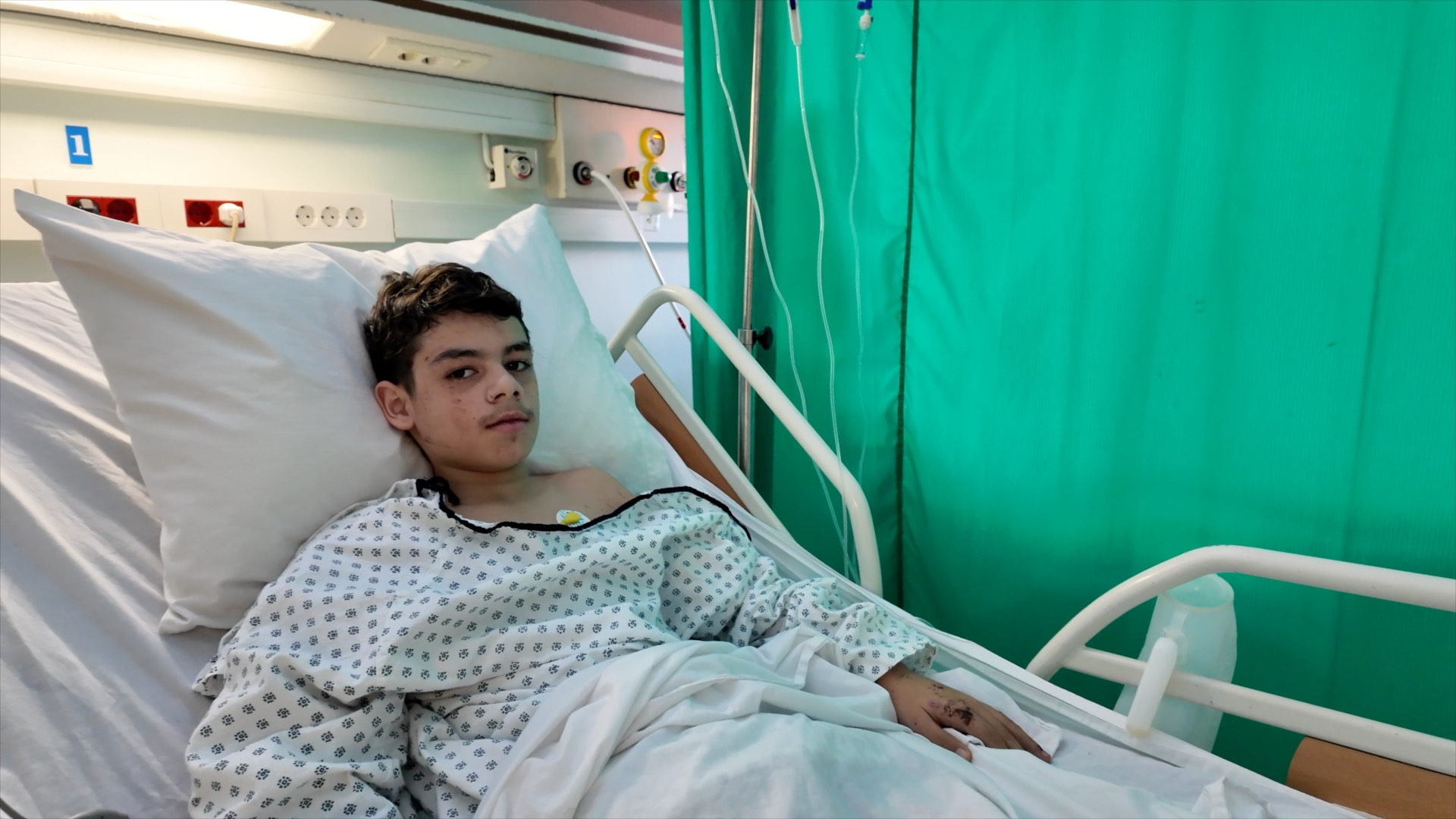 ليس لعائلة أحمد مأوى بديل. بعد خروجه من المستشفى، سيعيش مع جده.