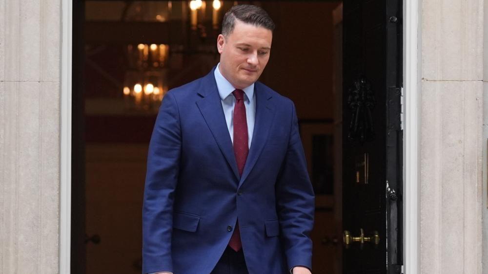 Streeting leaves Downing Street less than 20 minutes after arriving for crunch Starmer meeting