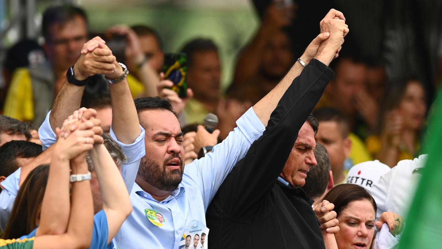 El gobernador de Río de Janeiro, Cláudio Castro, de la mano del expresidente de Brasil Jair Bolsonaro. 