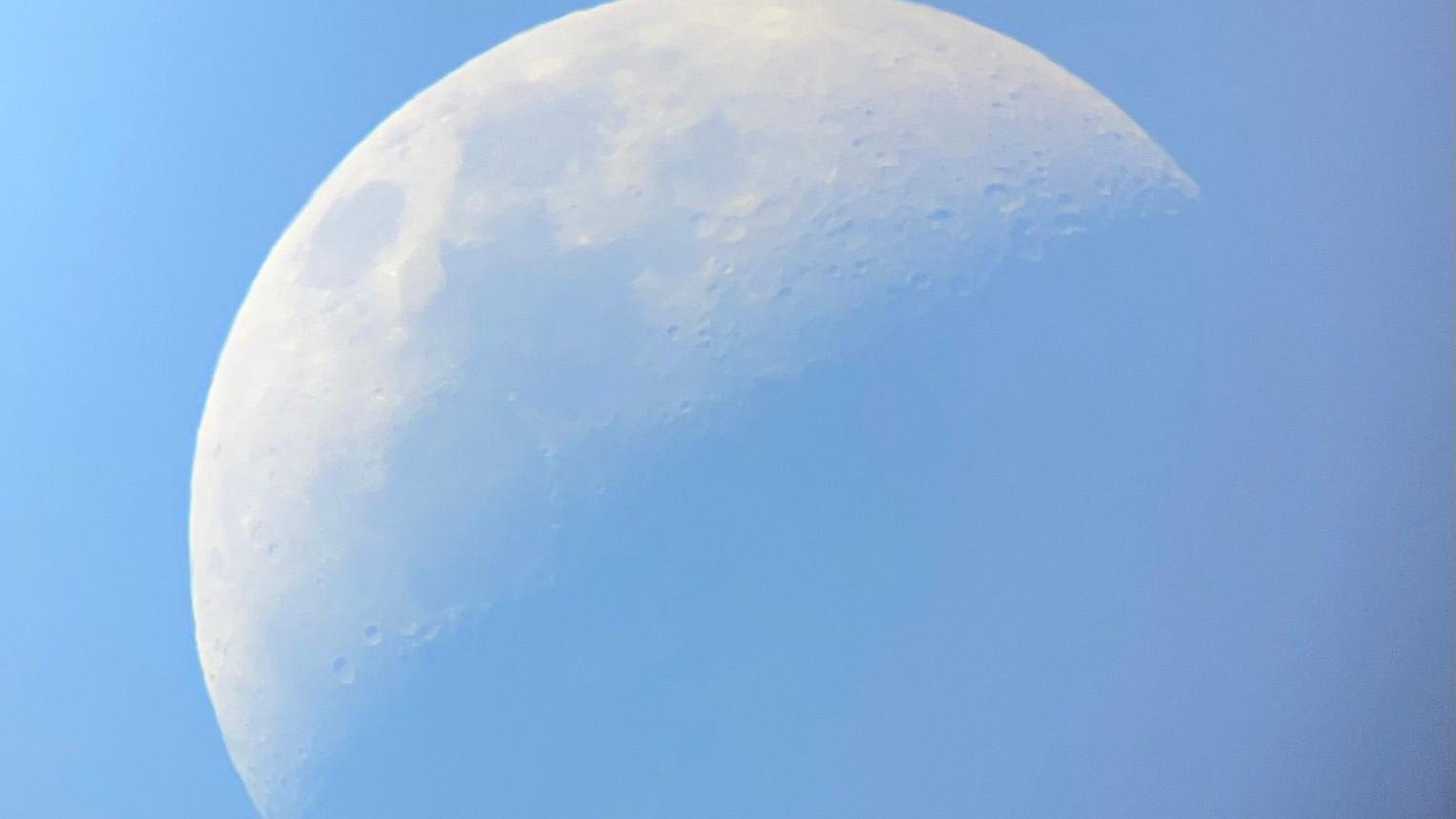 달 표면의 크레이터가 부분적으로 보이는 망원경 사진