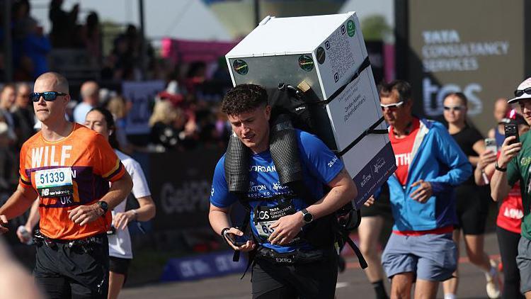 London Marathon 2026: Elite races under way as mass start begins - watch & follow live