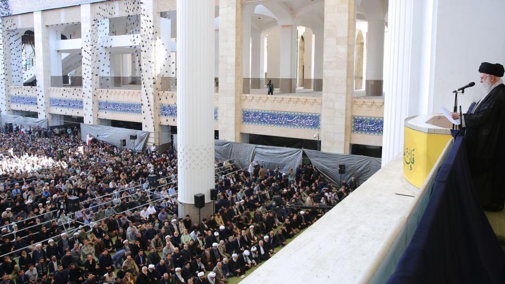 El líder supremo iraní, el ayatolá Ali Jamenei, sostiene un rifle mientras dirige la oración del viernes en la mezquita Imam Khomeini Musalla en Teherán, Irán, en octubre de 2024.