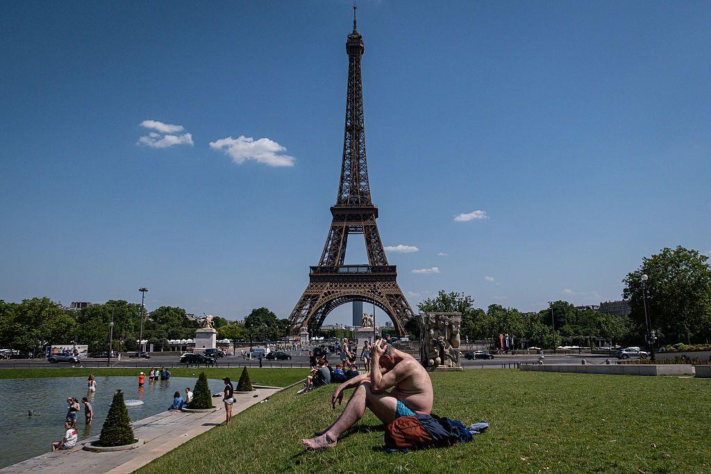 La torre Eiffel de París rodeada de personas que sufren el calor intenso