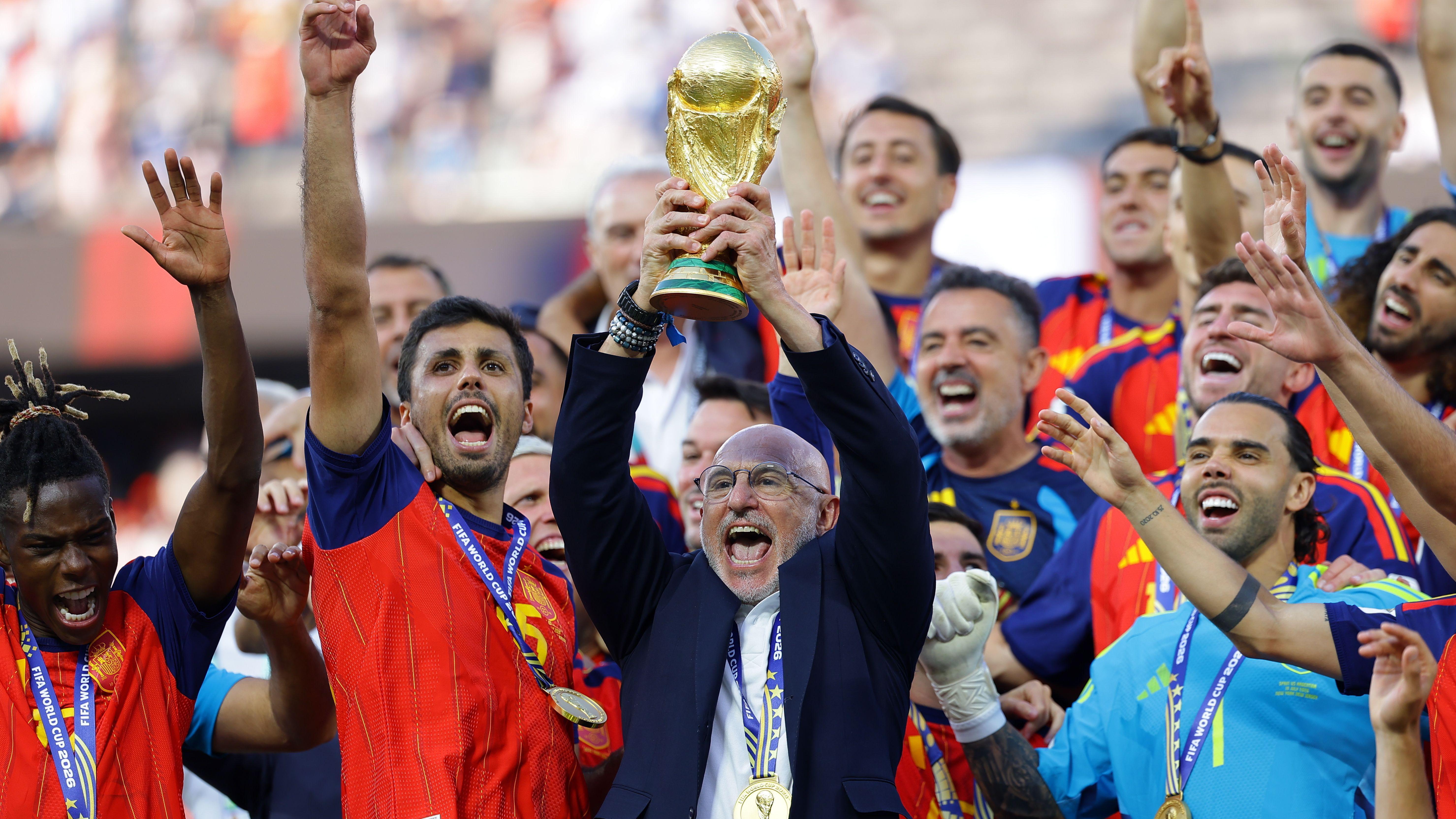 El seleccionador de España, Luis de la Fuente, levanta el trofeo de la Copa del Mundo mientras el equipo celebra tras ganar la final de la Copa Mundial de la FIFA 2026 entre España y Argentina, en Nueva Jersey.