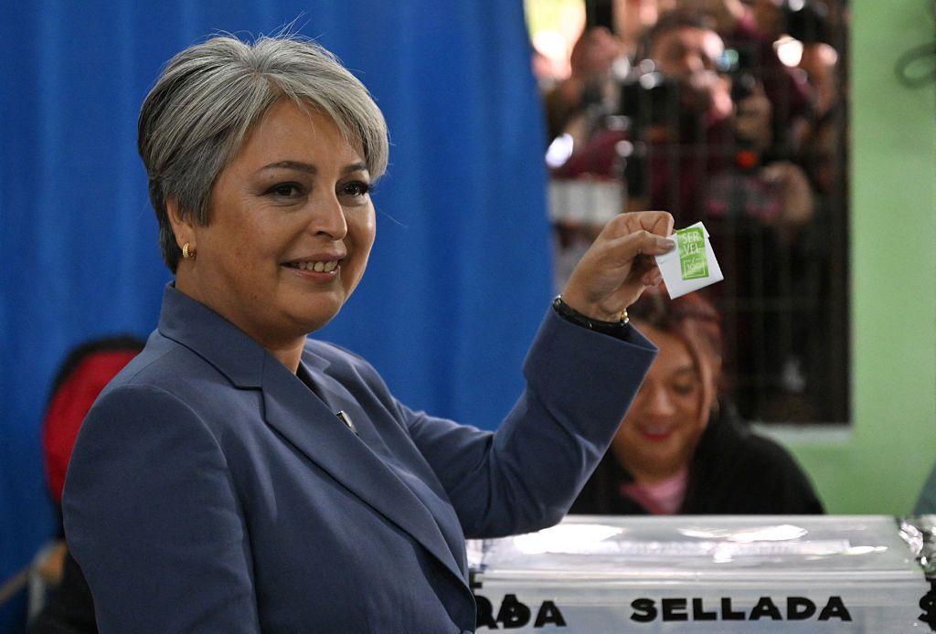 Jannette Jara mostra seu voto