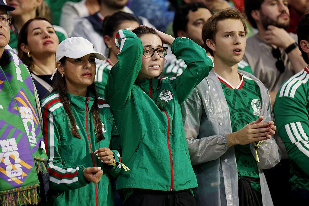 Hinchas de México siguen el partido contra Inglaterra. 