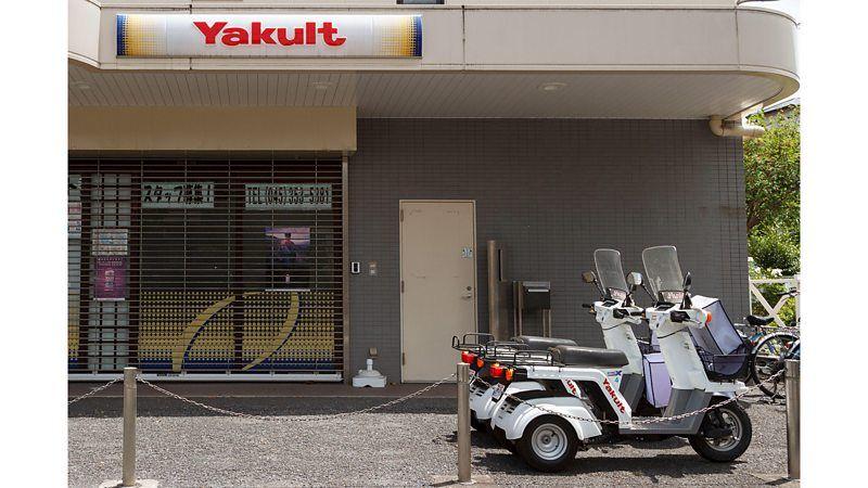 Centro de distribui&ccedil;&atilde;o de Yakult no Jap&atilde;o, com motos estacionadas para entrega do produto