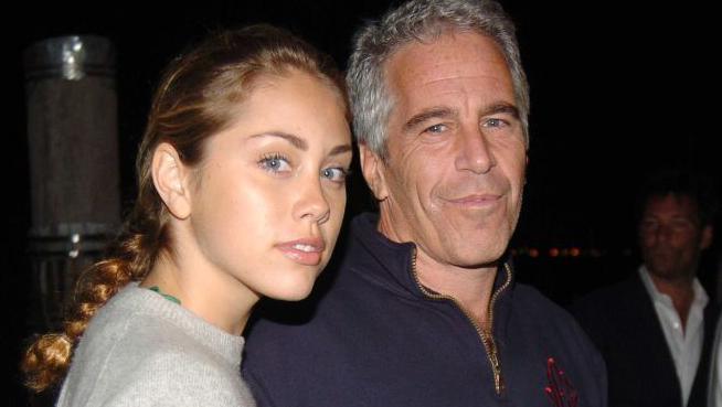 Epstein e uma companheira durante um evento em 2005 em Nova York