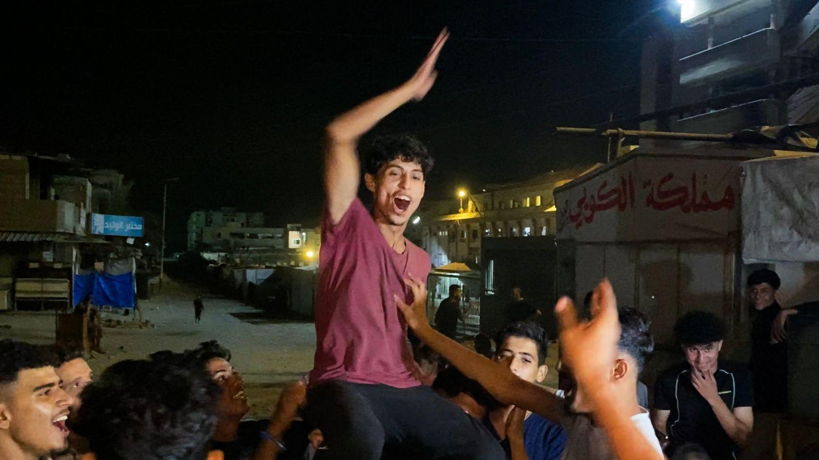 مشاهد فرح في خان يونس بتاريخ 9 أكتوبر/تشرين الأول 2025 بعد إعلان اتفاق لوقف إطلاق النار في قطاع غزة بين إسرائيل وحماس.
