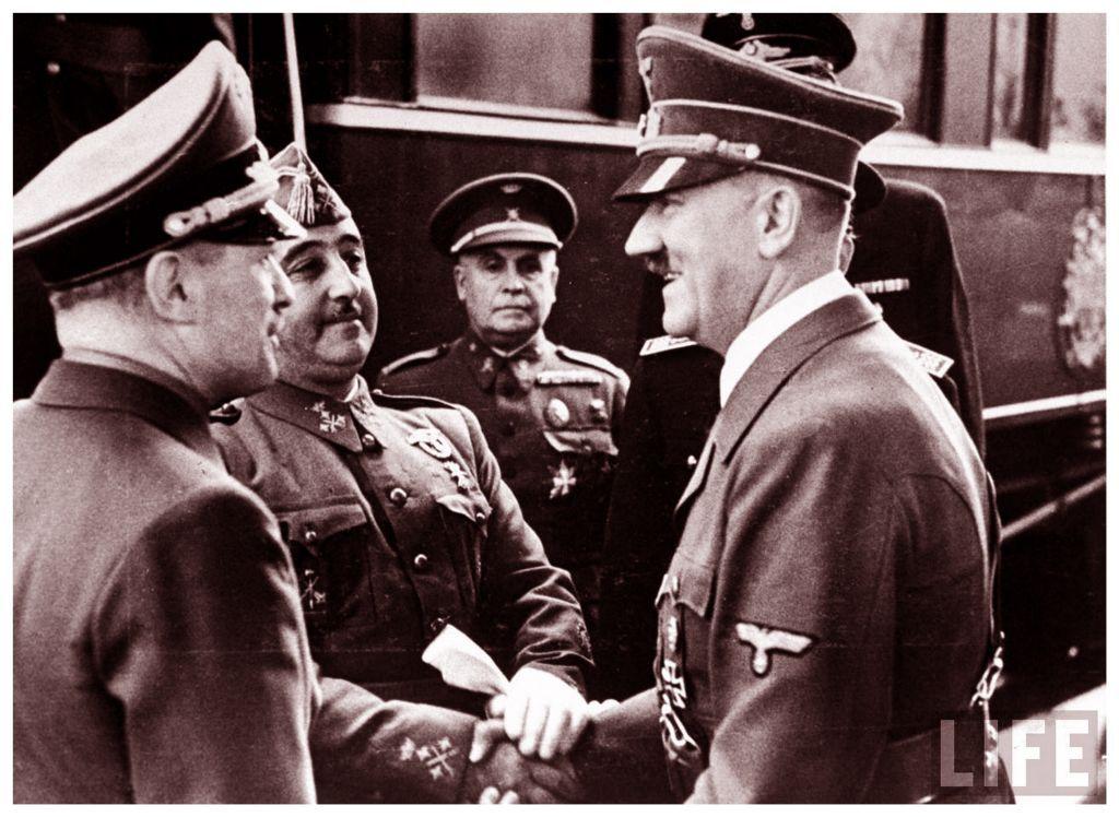 Franco (i) y Hitler se estrechan las manos sonrientes en el encuentro entre ambos en Hendaya, Francia, en 1942. 