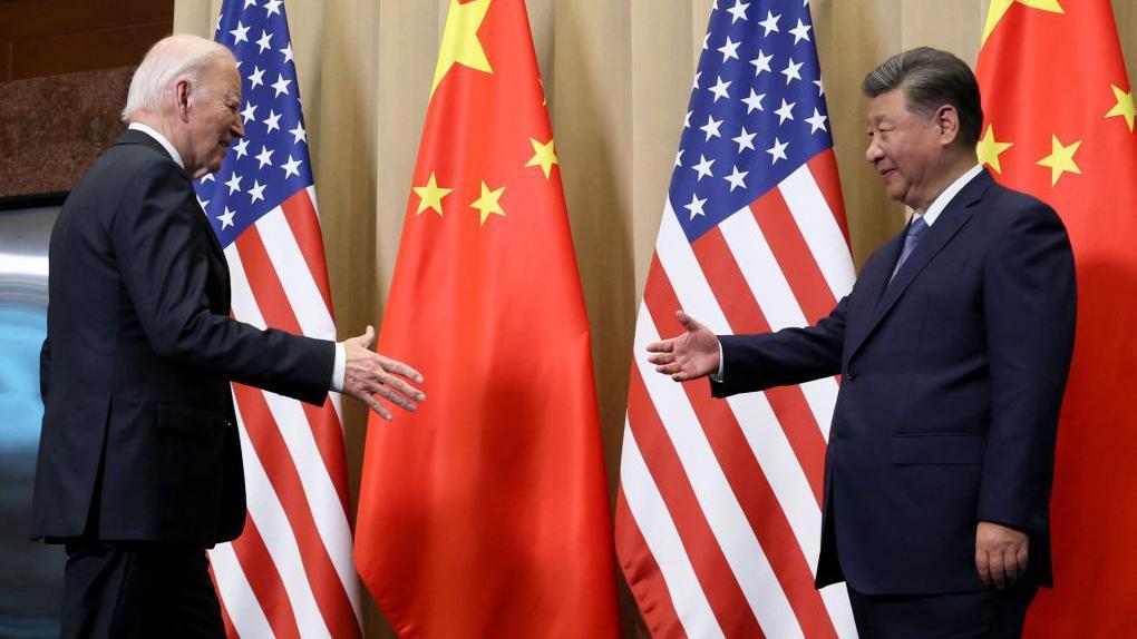 2024年11月16日,美國總統拜登(左)在秘魯利馬舉行的亞太經合組織(APEC)峰會期間與中國國家主席習近平握手。