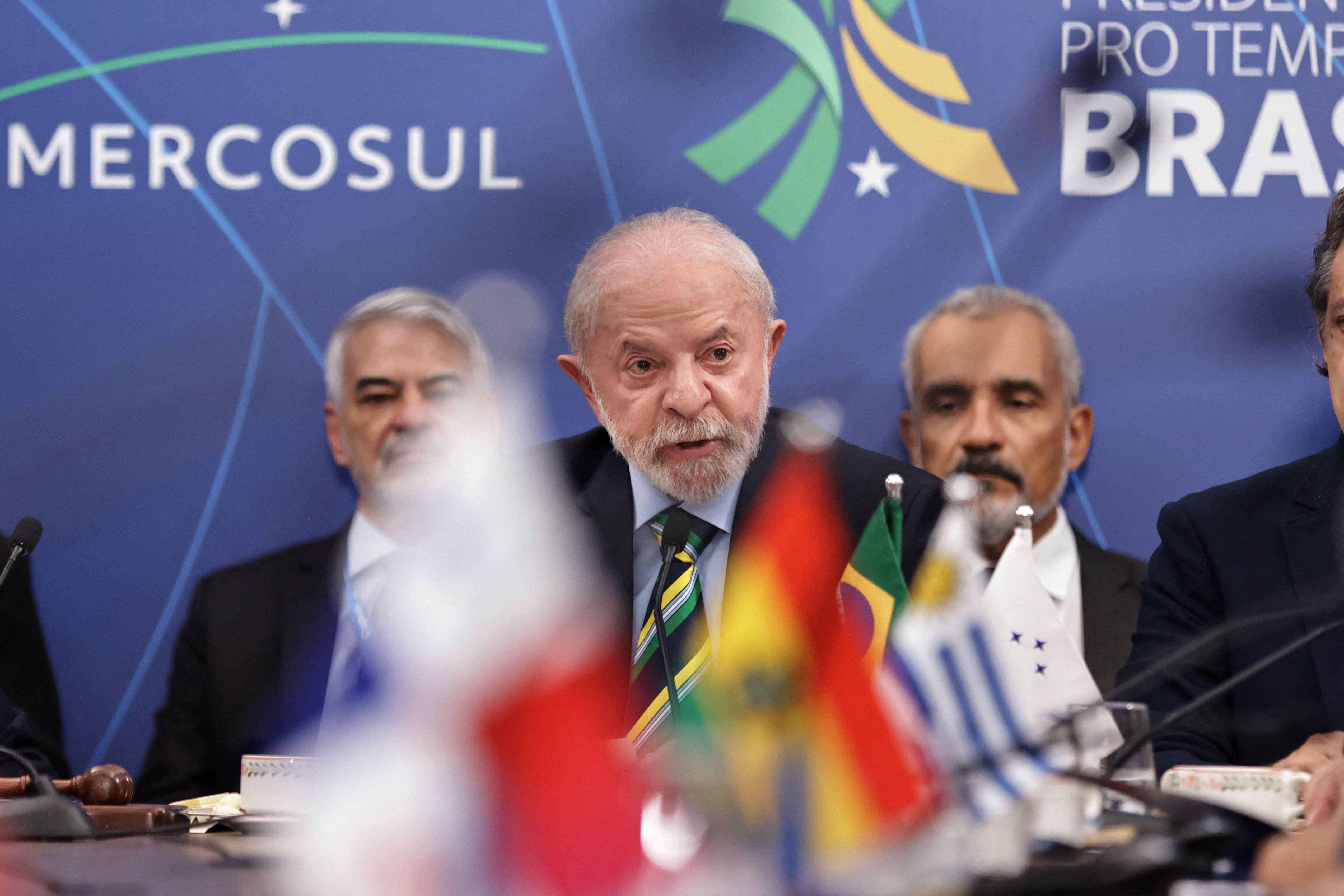 O presidente do Brasil, Luiz Inácio Lula, discursa durante reunião com países parceiros na Cúpula do Mercosul em Foz do Iguaçu, Brasil