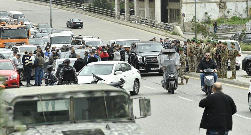 قطع السير على جسر "الرينغ" وسط العاصمة اللبنانية بيروت احتجاجاً على زيادة الضرائب الجديدة.