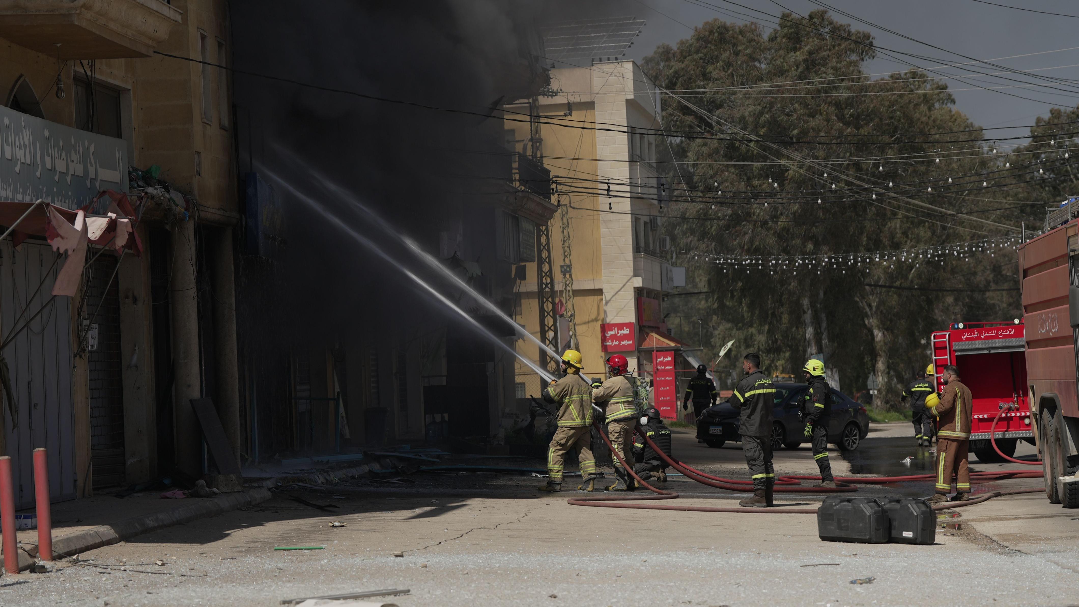 رجال إطفاء خلال الاستجابة لأحد مواقع القصف في النبطية جنوب لبنان.