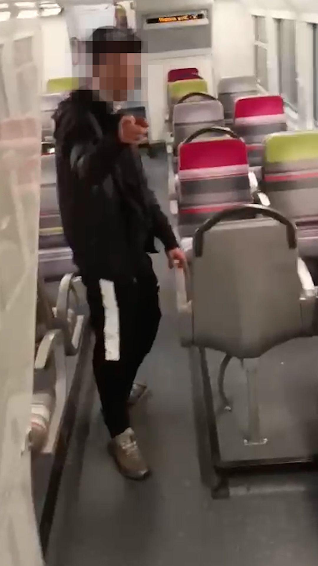 Homem com rosto borrado apontando dedo para a câmera