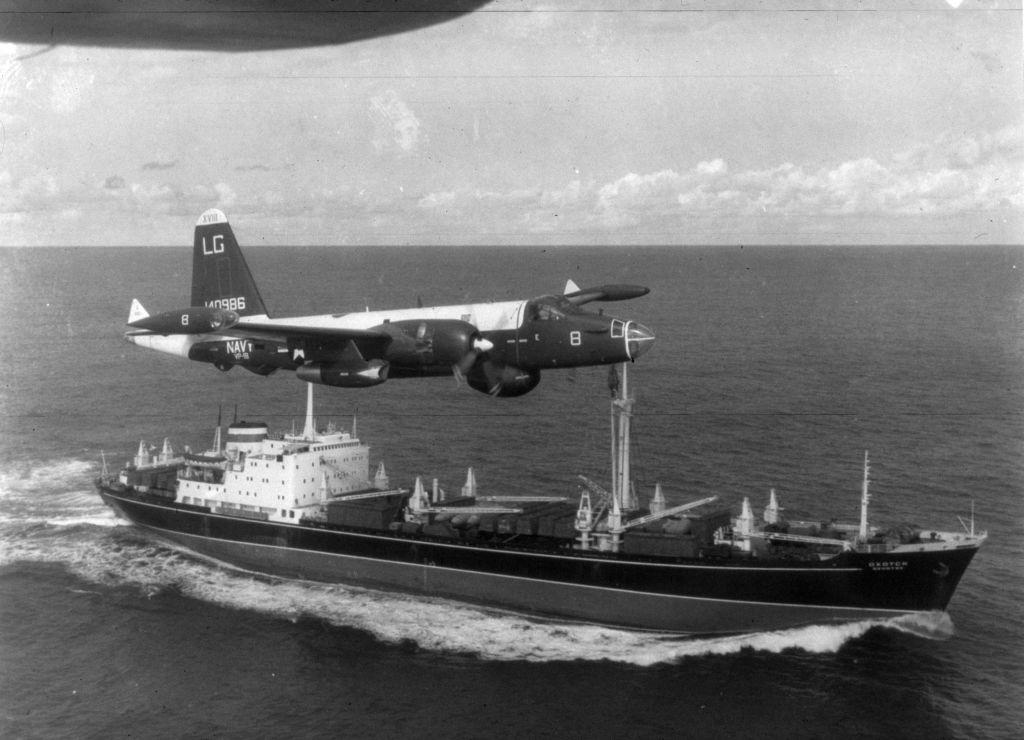 Un avión de reconocimiento estadounidense vuela sobre un barco de carga soviético durante la Crisis de los Misiles de Cuba de 1962.