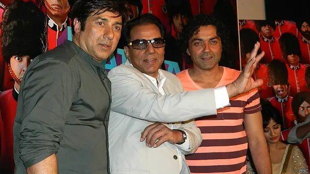 دھرمیندر اپنے بیٹوں سنی دیول اور بابی دیول کے ساتھ