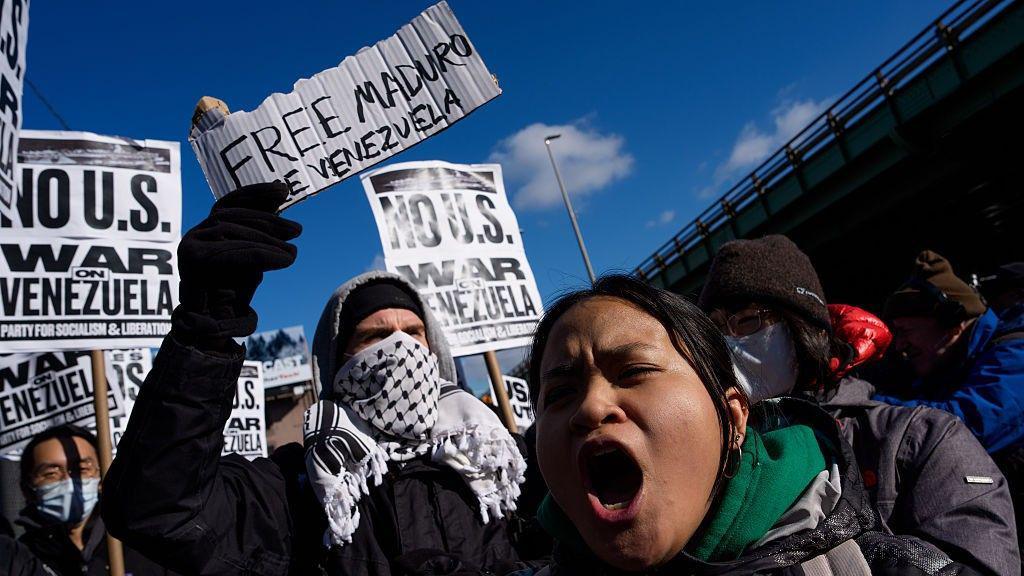 متظاهرون في نيويورك يطالبون بوقف الحرب على فنزويلا والإفراج عن الرئيس مادورو