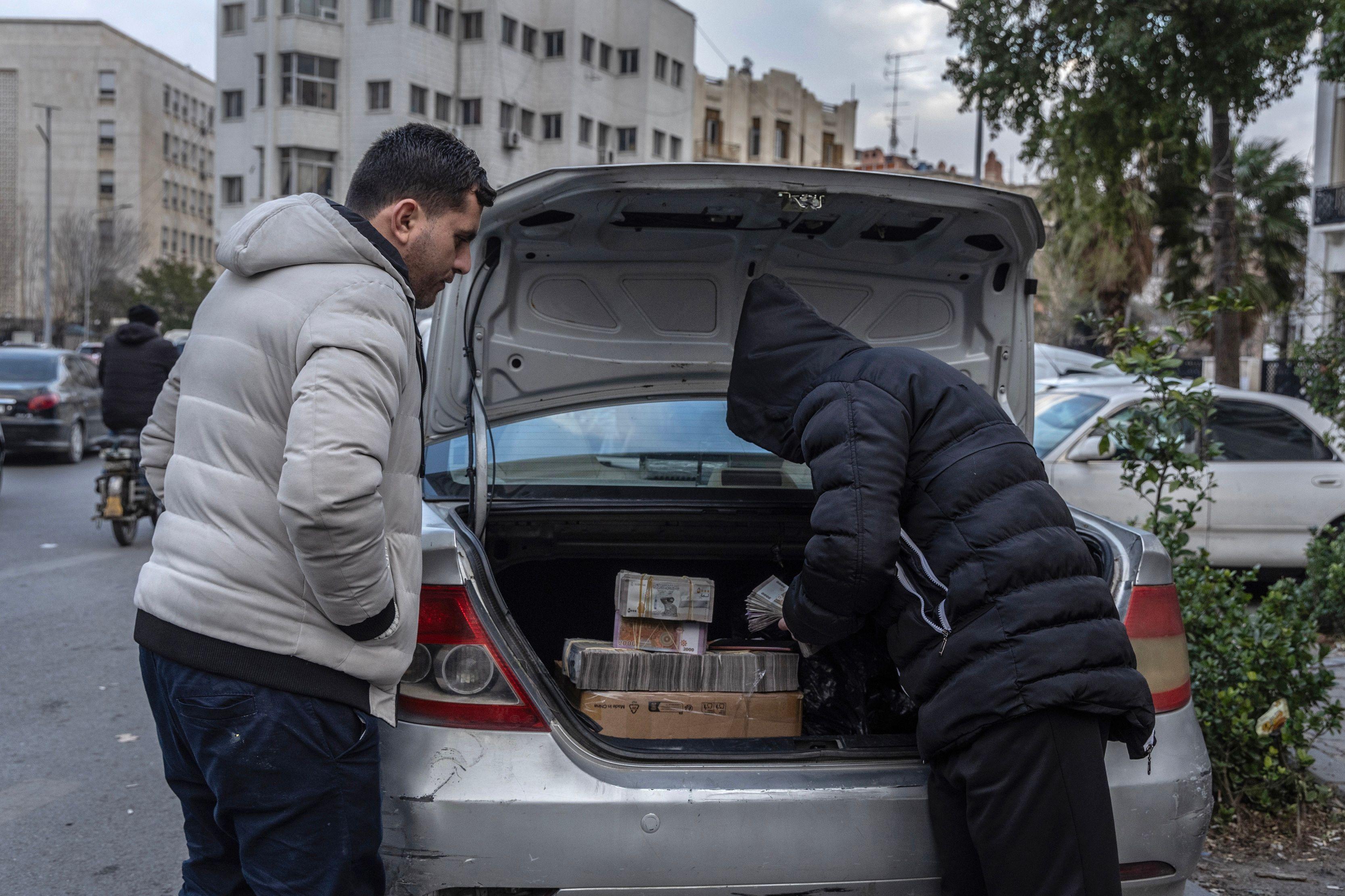 صراف ليرة سورية في دمشق في 9 فبراير/شباط 2025