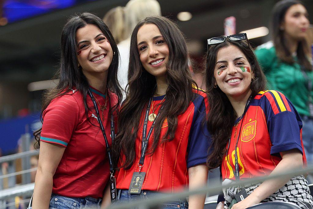 Simpatizantes españolas con las camisetas de la selección de su país en las tribunas del partido entre España y Portugal