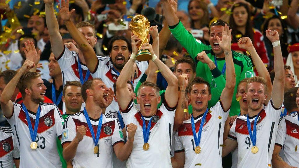 Jogadores da Alemanha levantam a Copa do Mundo após vencerem o torneio em 2014
