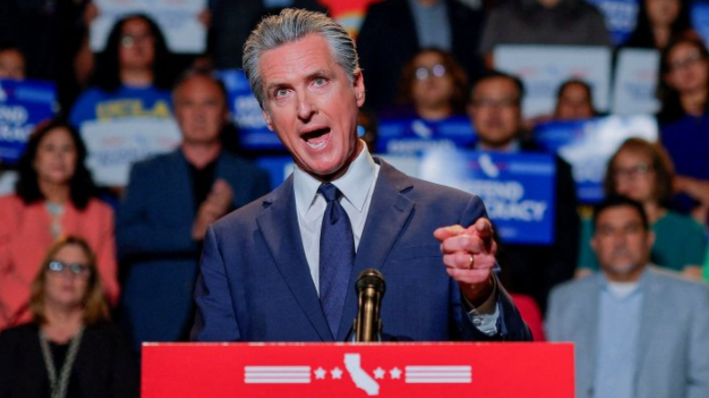El gobernador de California, Gavin Newsom, junto con representantes locales del congreso, funcionarios estatales y simpatizantes, habla mientras anuncia el rediseño de los mapas del congreso de California, pidiendo a los votantes que aprueben una medida en la boleta, en respuesta a un movimiento similar en Texas que cuenta con el apoyo del presidente estadounidense Donald Trump, en Los Ángeles, California, EE. UU., 14 de agosto de 2025. REUTERS/Mike Blake/Foto de archivo