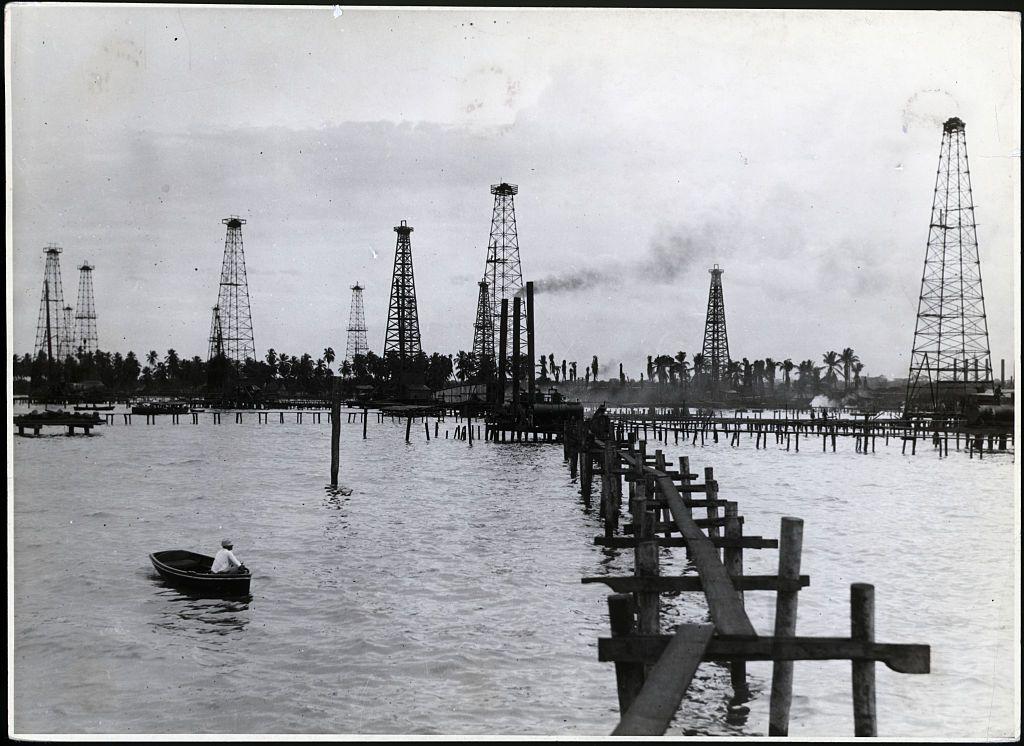 Pozos de petróleo en Lago de Maracaibo, en una foto de época en blanco y negro. 
